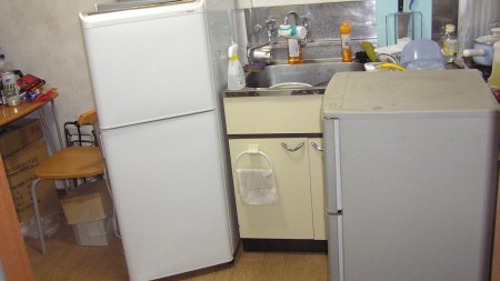 新しい冷蔵庫と故障した冷蔵庫