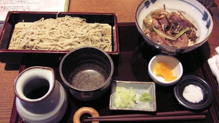 ミニ鴨ロース丼のランチセット（1370円）