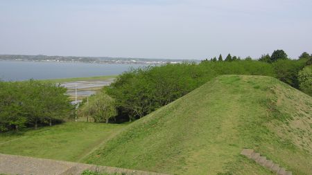 古墳に登って、霞ヶ浦を展望できます