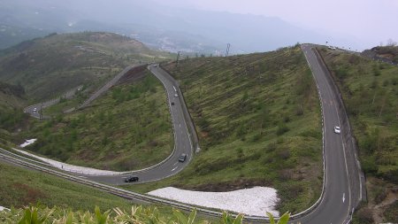 標高2100mまでヘアピンカーブ＋急勾配の坂が続く