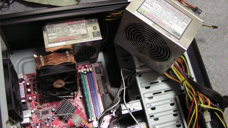 左が交換後の電源（部屋に転がっていたもの）、右が異常に熱くなった電源