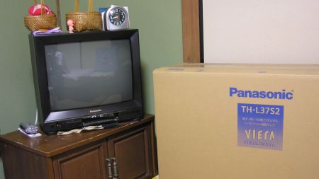 アナログテレビと新しいテレビの箱