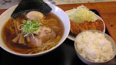 味玉そば＋チキンカツらいす（950円）