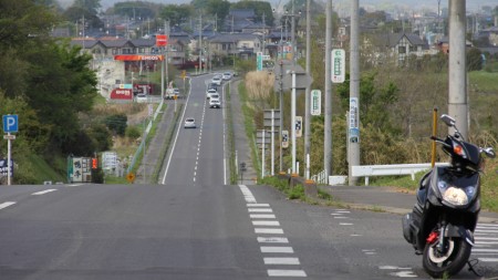 見通しの良い直線道路が続く