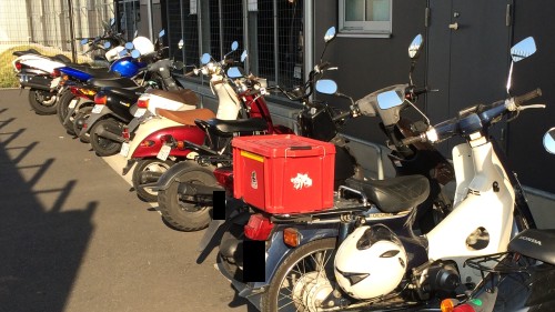 駐輪場にはたくさんのバイク