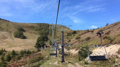 スキー用リフトで山頂へ移動