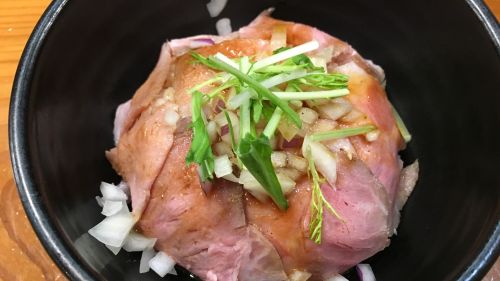 レアチャーシュー丼