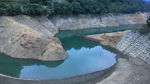 ダムに沈んだ町並み