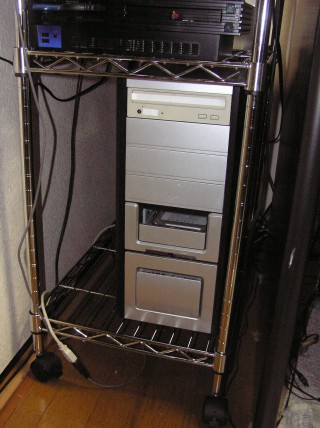 予備PCとPS2を置いているラック