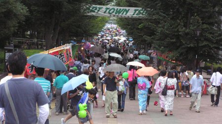 小雨でも賑わっています