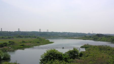 左半分が相模原市、右半分が厚木市